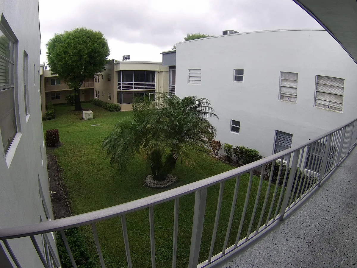 Building Photo - 556 Capri Park #L
