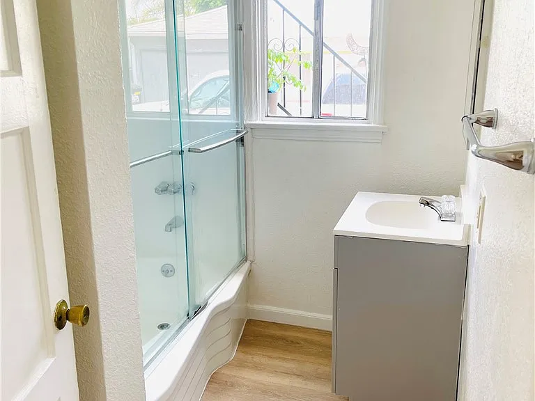 5752 Vineland Ave — Photo 13