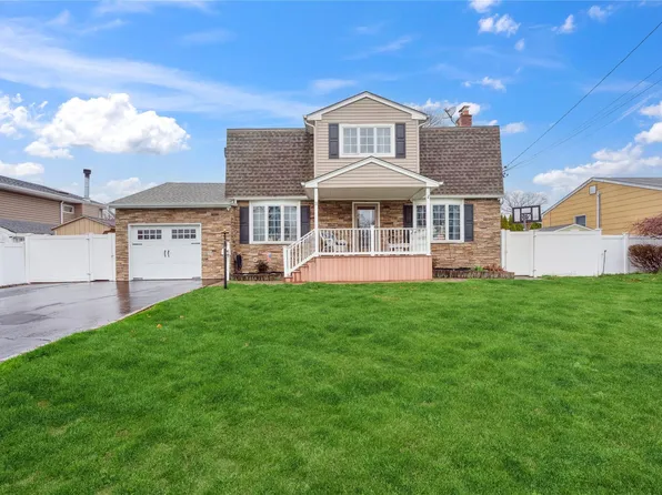 75 Moody Avenue, Islip, NY 11751