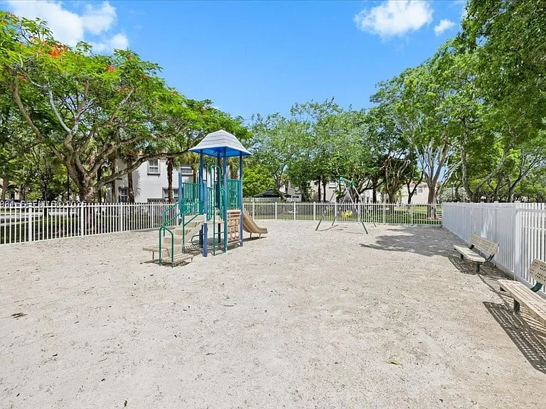 5014 SW 155th Ter #5014 — Photo 3