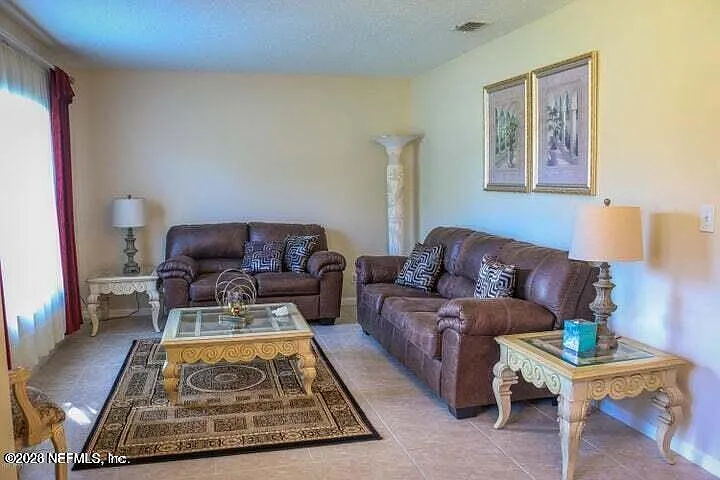 2114 Forest Gate Dr E — Photo 2