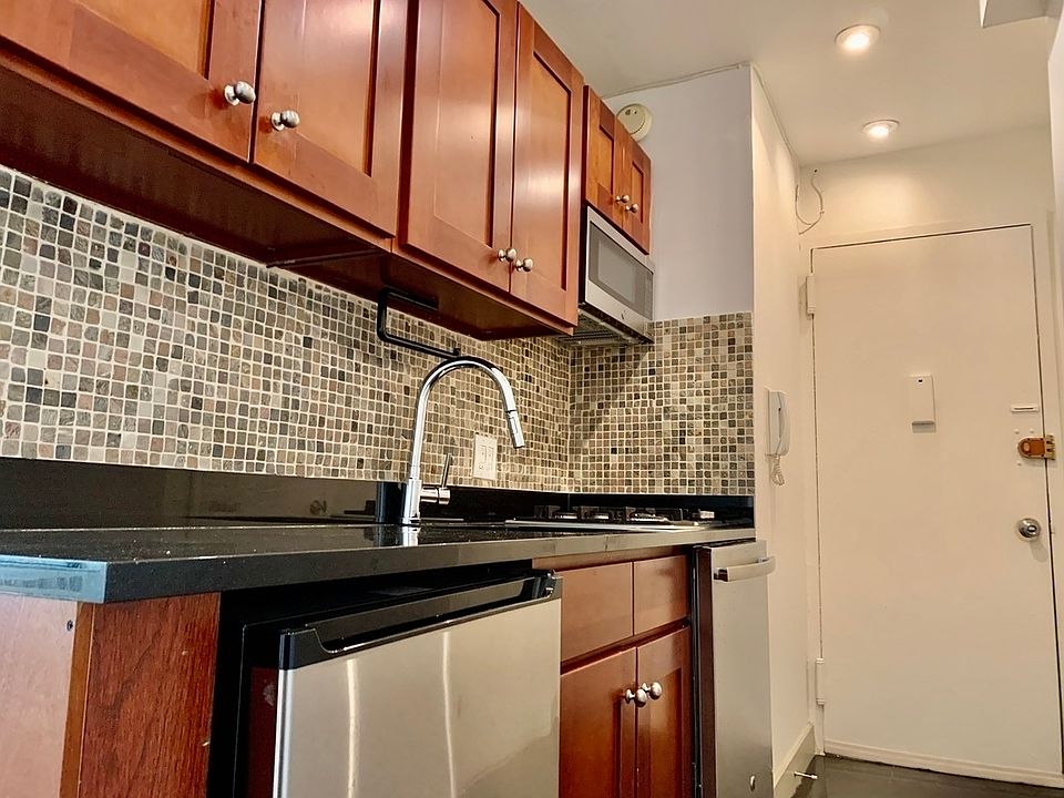 2nd image of 152 E 22nd St #1EE