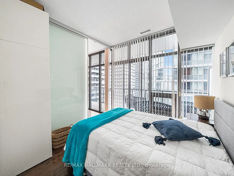 33 Charles St E #2908 — Photo 22