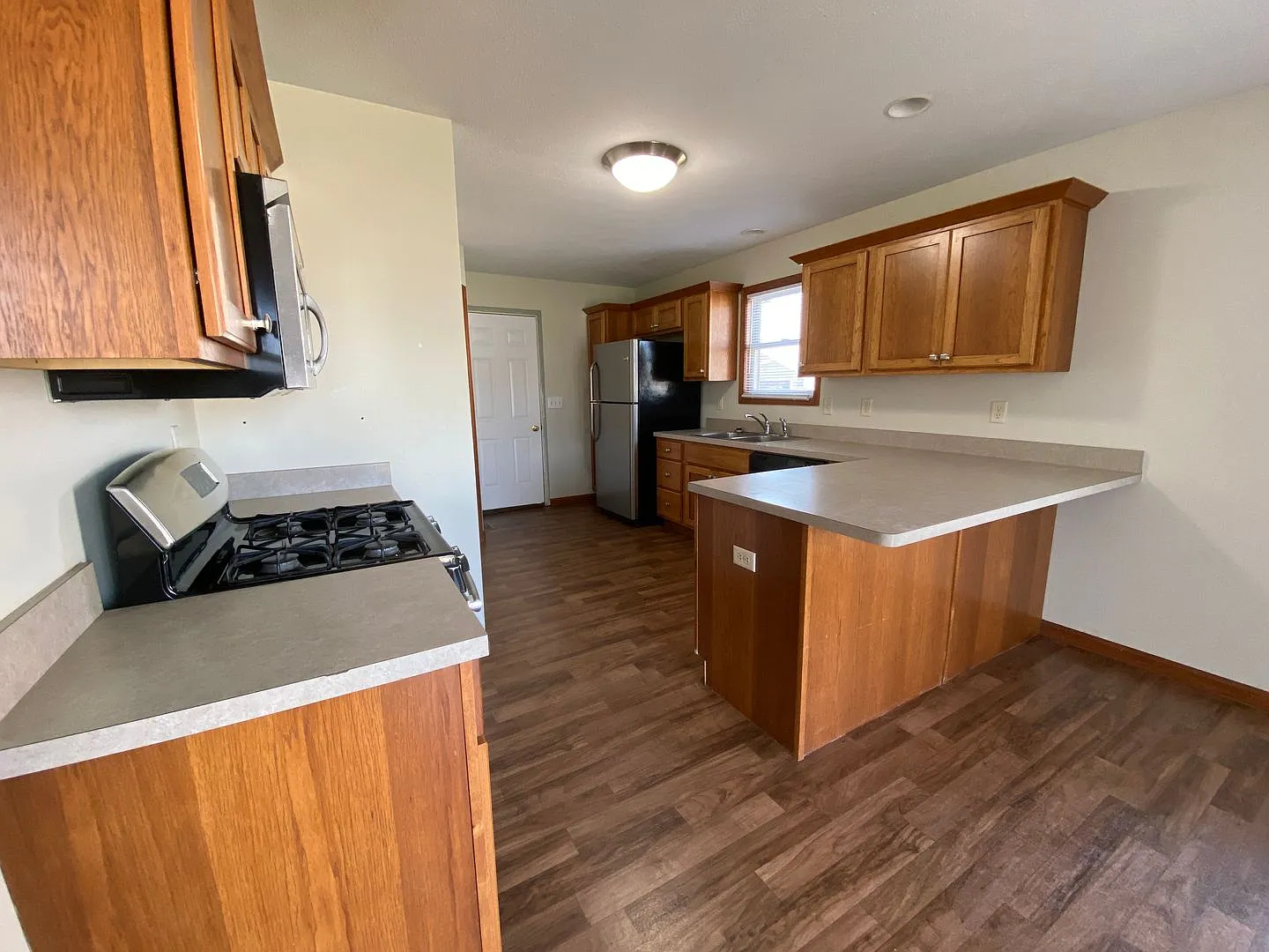 Perfect 3 Bedroom Executive Home in New Paris! — Photo 3