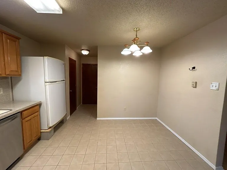 2412 Amber Hill Ln — Photo 12