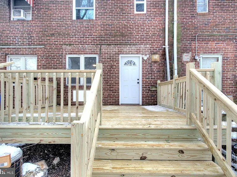 1327 Jackson St — Photo 36