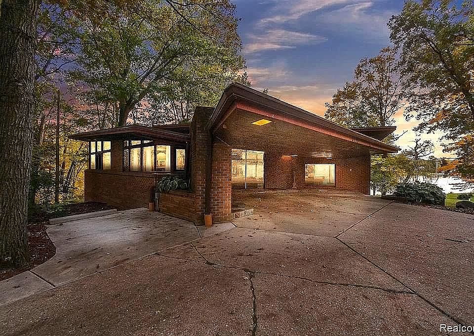 1st image of 6325 Meadowwood Ln