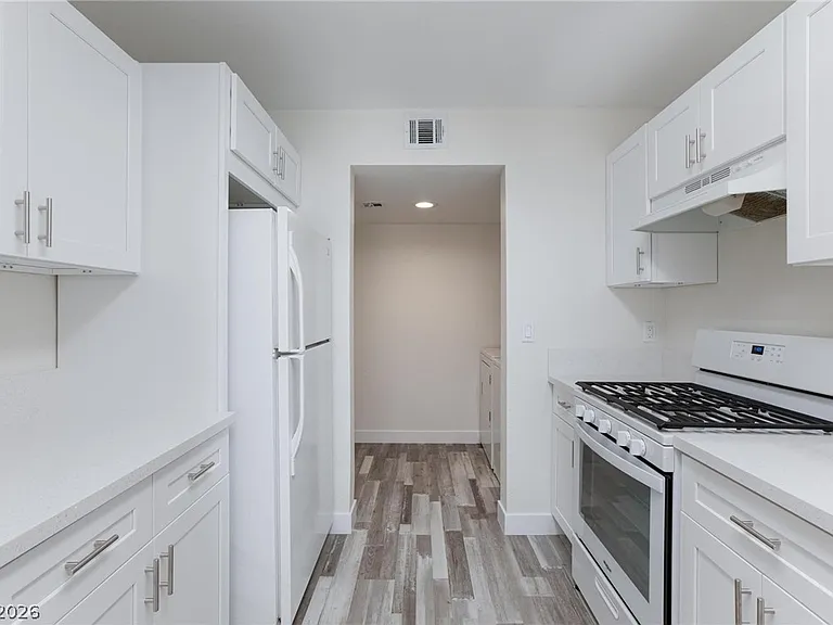 8048 W Rochelle Ave — Photo 14