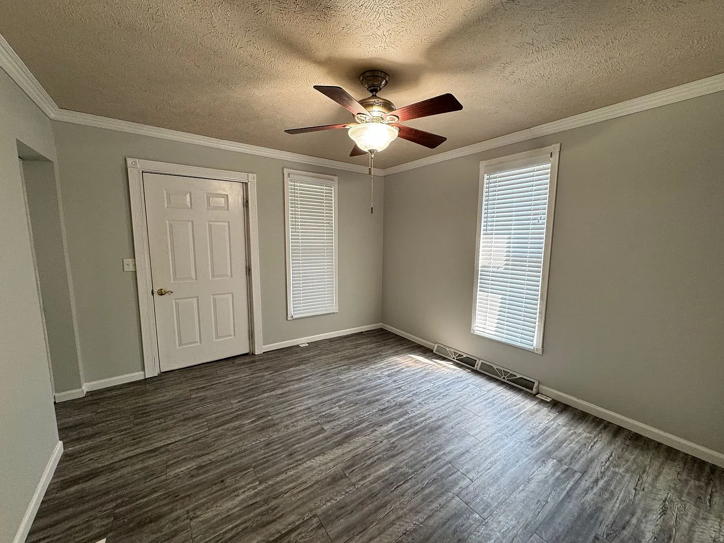 Spacious 3 Bedroom Home with Front Porch, Fireplace, and Large Backyard! — Photo 4