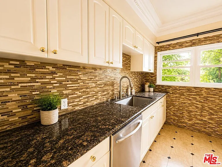 9945 Robbins Dr #102 — Photo 8