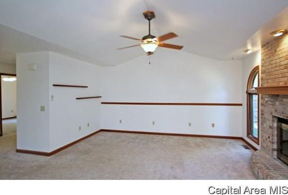 4th image of 118 Hoelting St