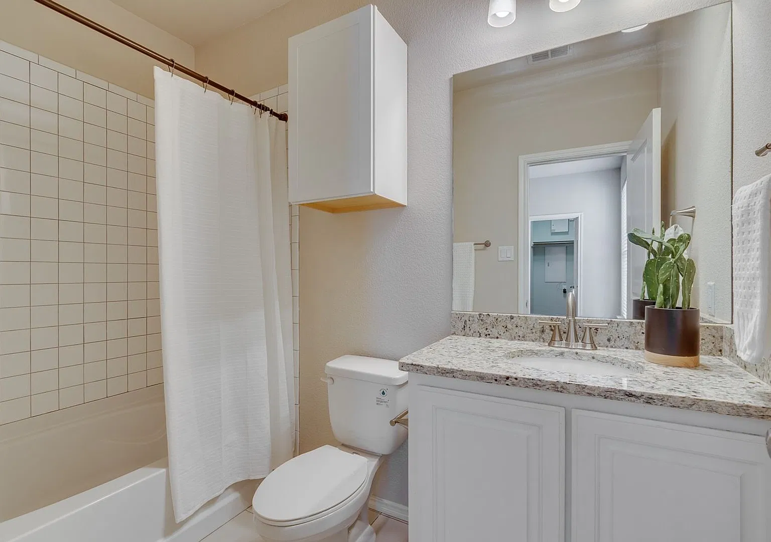 * Move In Summer 2027 * $5500 * 5 Bed 3 Bath Free Monthly Housekeeping Walk To Tcu — Photo 4