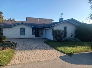 136 Channelsyde Dr, Algonac, MI 48001