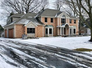 16 Woodfield Dr, Webster, NY 14580