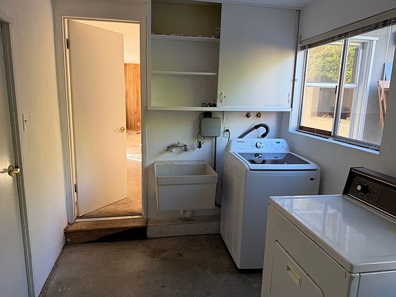 2nd image of 904 Hiller St