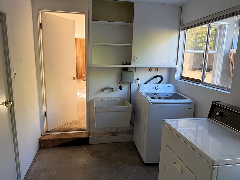 904 Hiller St — Photo 2