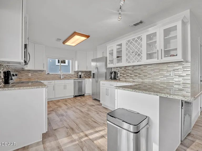 450 Lambert Ave — Photo 11