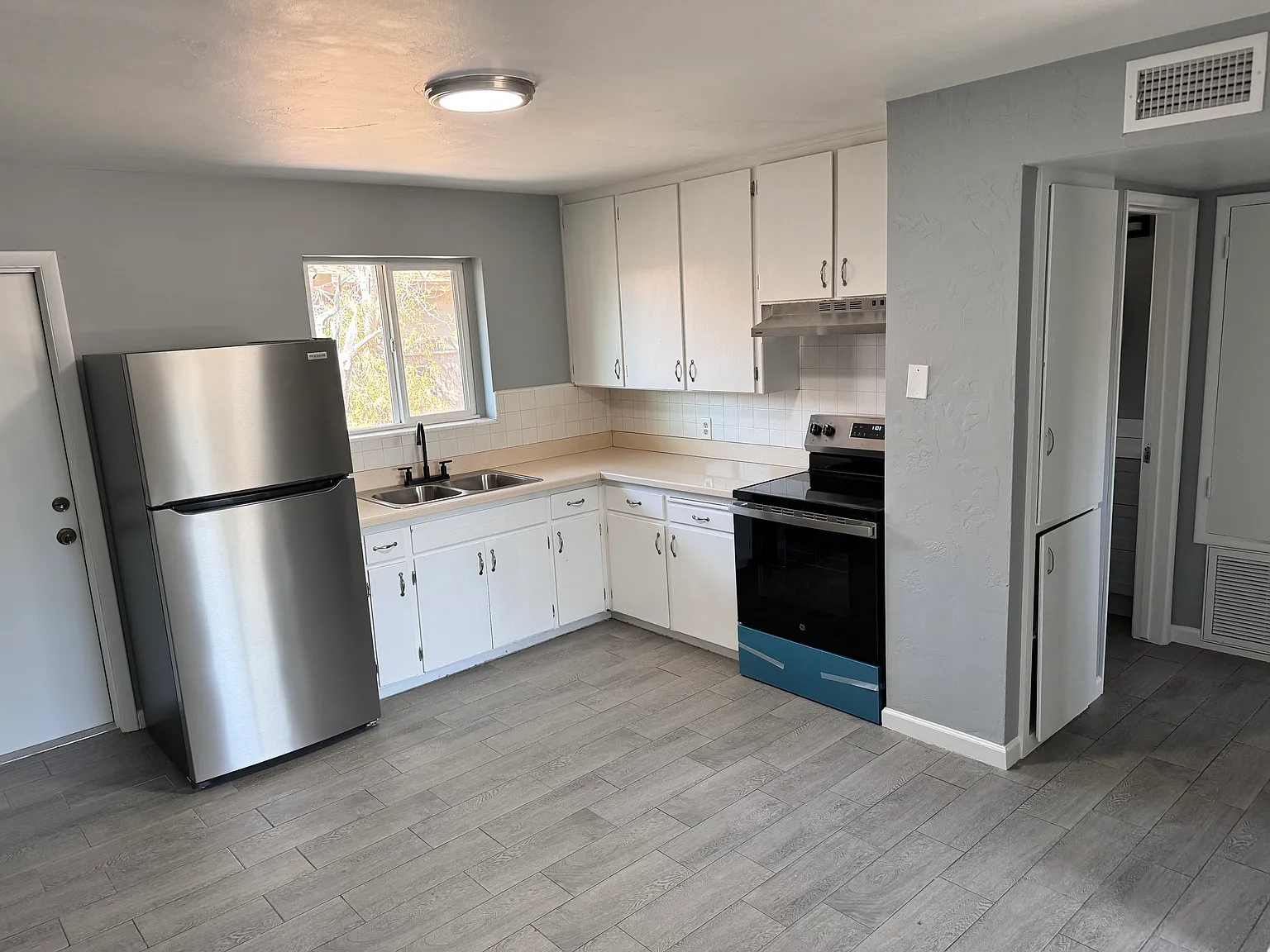 1 bed, 700 sqft, $1,300 — Photo 2