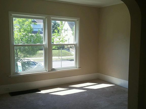 3rd image of 141 Travis St NE
