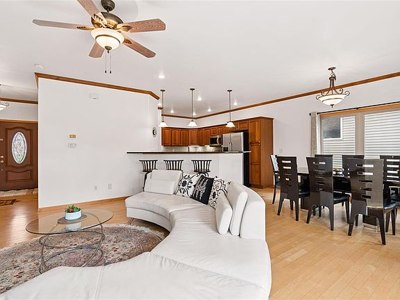 3rd image of 2040 Dempster Dr