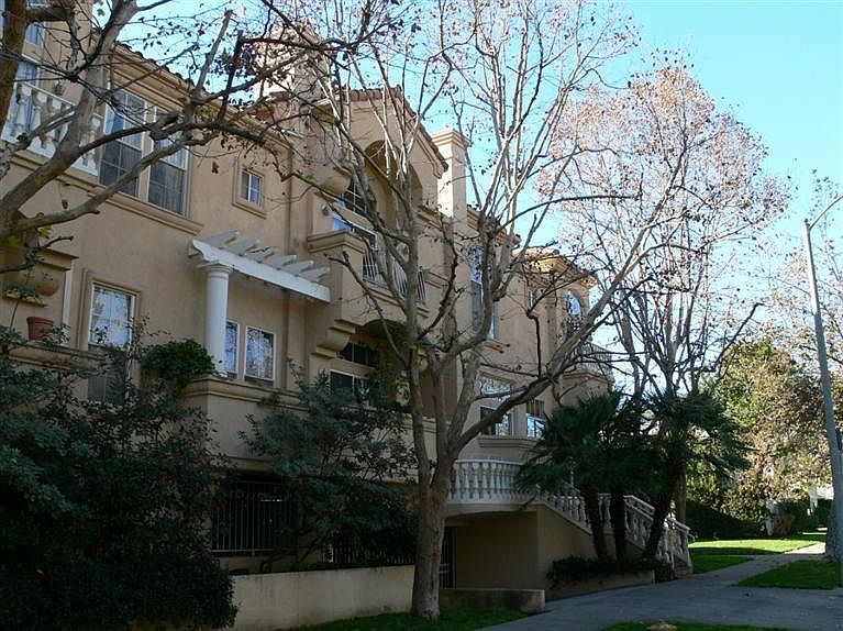 1st image of 11112 La Maida St Unit 15