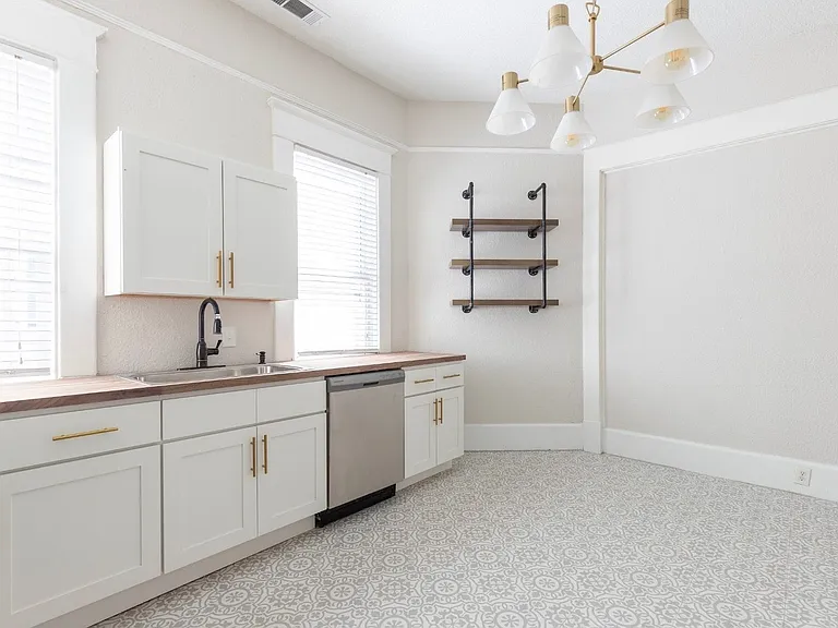 1016 E Anderson St — Photo 28