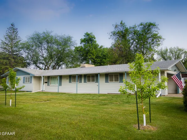 340 W 12th St, Grafton, ND 58237