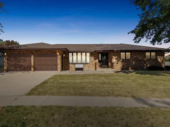 2445 Clarke Crest Dr, Dubuque, IA 52001