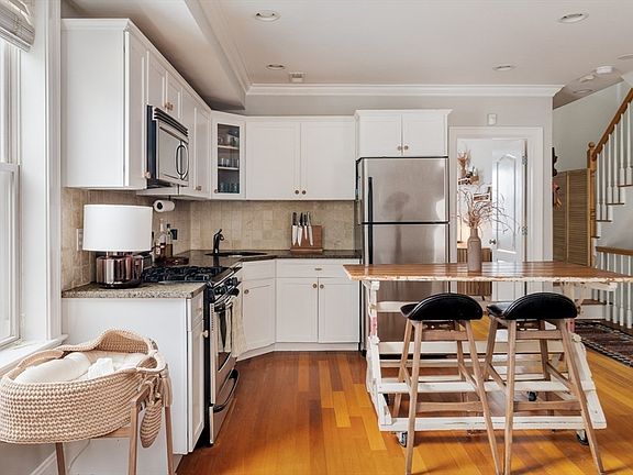 5th image of 394 E 8th St #3