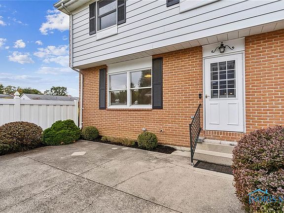 4th image of 1320 Oxford Ln #36