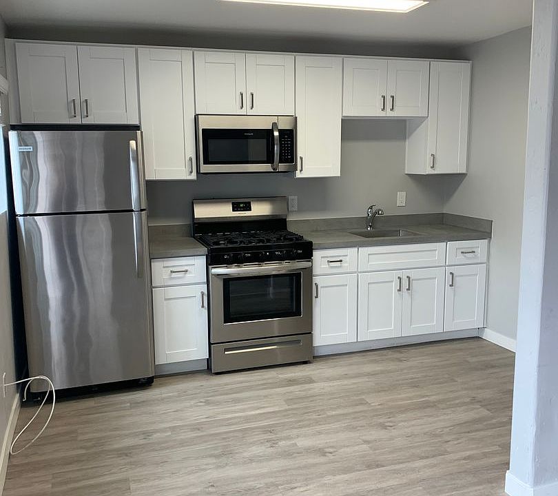 2nd image of 1133 27th St APT 2