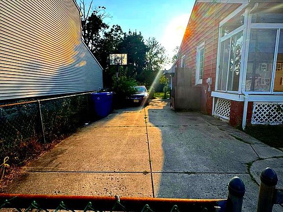 4th image of 828 Wood St