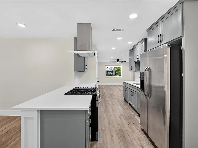 913 Russell Ln — Photo 10