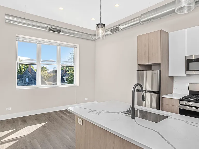 4533 N Clark St — Photo 7
