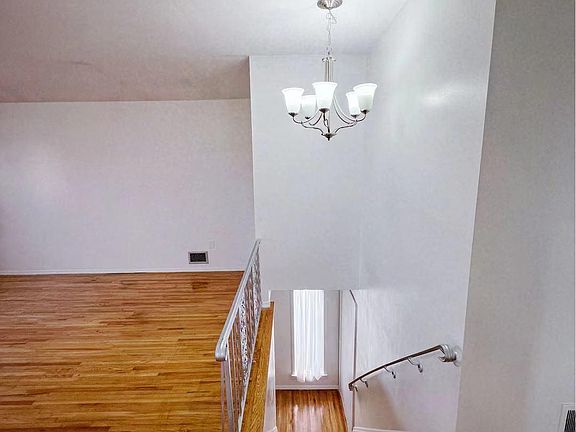 2nd image of 30 Fillat St Floor 2