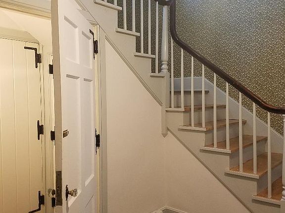 2nd image of 115 Llenroc Ct #B