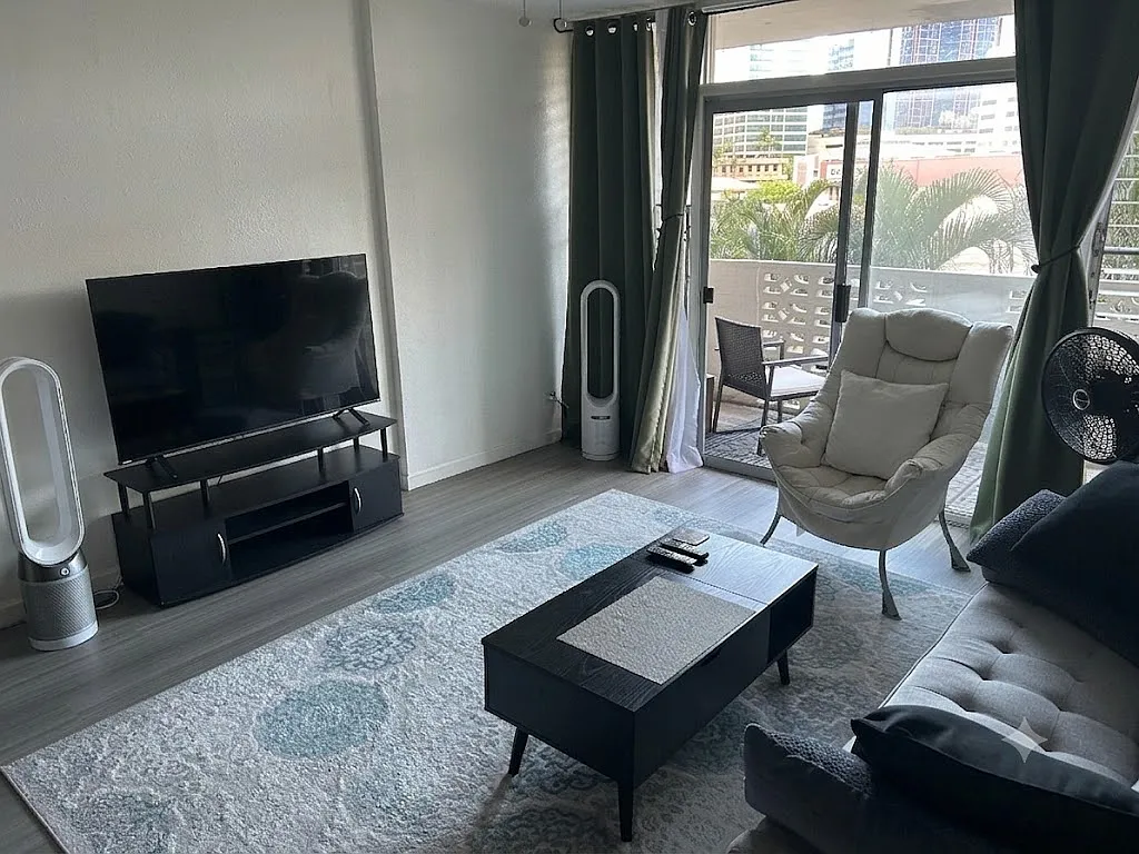 2 bed, 700 sqft, $3,200 — Photo 2