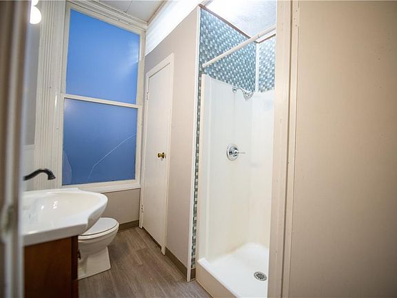 5th image of 643 Wheeling Ave