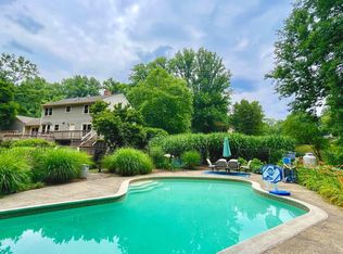 11002 Warwickshire Dr, Great Falls, VA 22066