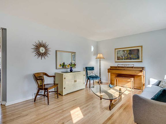 5th image of 208 S Bothwell St