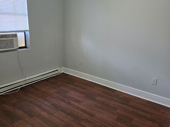 4th image of 2750 E Surrey Dr