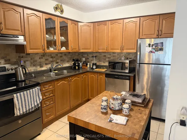 2301 Derry Rd W #105, Mississauga, ON L5N 2R4