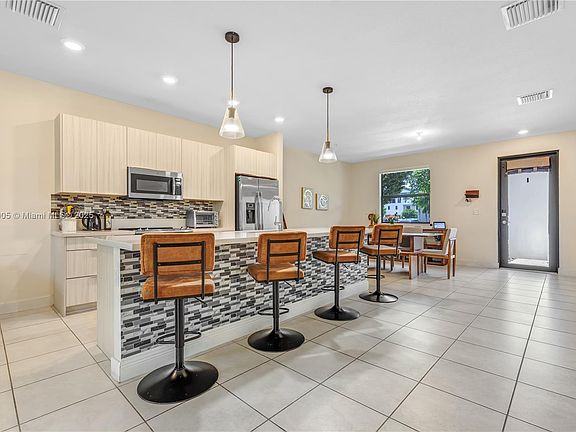 5th image of 10419 NW 82nd St