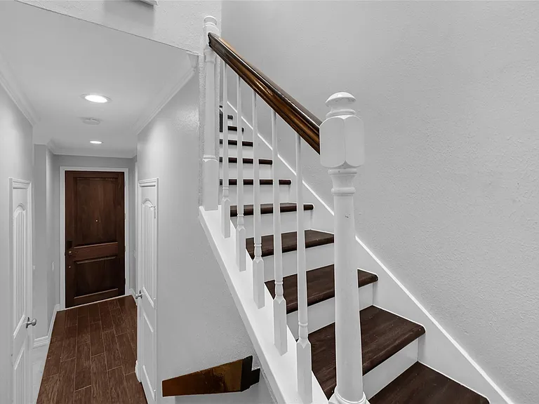 233 Litchfield Ln — Photo 8