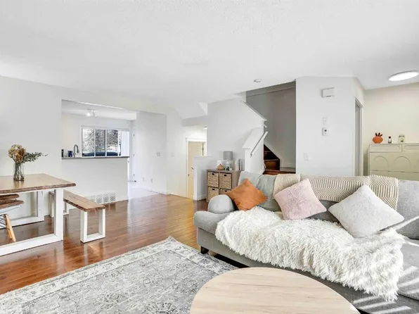 142 S Panatella Park NW, Calgary, AB T3K 6K4