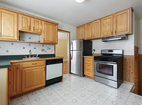 3rd image of 817 Laramie Ave