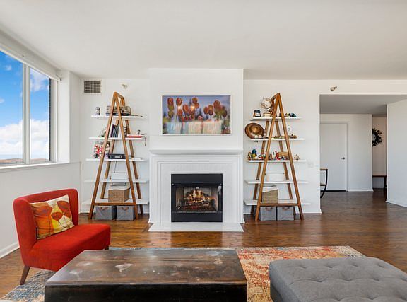 4th image of 1515 S Prairie Ave Unit 1013