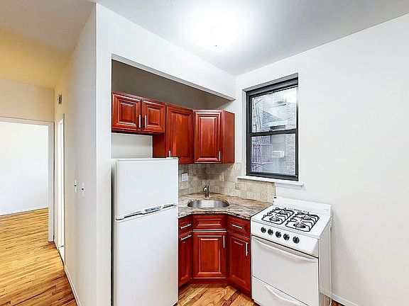 4th image of 305 E 9th St APT B2