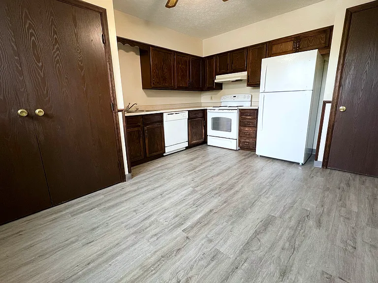 Crestbrook Apartments & Townhomes — Photo 37