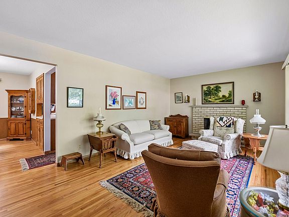 4th image of 2465 Bobolink Rd